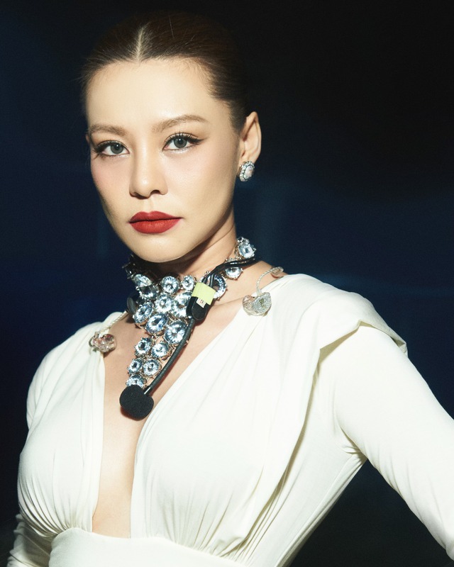 Nữ ca sĩ hát góp vui ở Hoa hậu Việt Nam, nhan sắc đỉnh thế nào mà được "up crown"- Ảnh 7. Nữ ca sĩ hát góp vui ở Hoa hậu Việt Nam, nhan sắc đỉnh thế nào mà được "up crown"- Ảnh 7.
