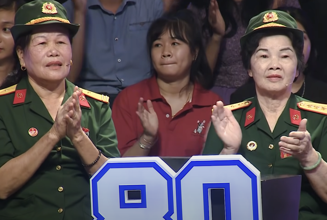 Vỡ òa với bài hát huyền thoại, MC Lại Văn Sâm làm cả điều này- Ảnh 4. Vỡ òa với bài hát huyền thoại, MC Lại Văn Sâm làm cả điều này- Ảnh 4.