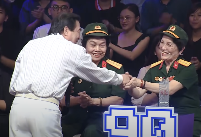 Vỡ òa với bài hát huyền thoại, MC Lại Văn Sâm làm cả điều này- Ảnh 3. Vỡ òa với bài hát huyền thoại, MC Lại Văn Sâm làm cả điều này- Ảnh 3.