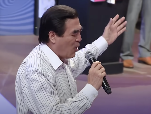 Vỡ òa với bài hát huyền thoại, MC Lại Văn Sâm làm cả điều này- Ảnh 1. Vỡ òa với bài hát huyền thoại, MC Lại Văn Sâm làm cả điều này- Ảnh 1.