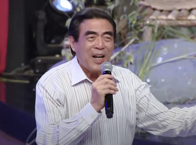 Vỡ òa với bài hát huyền thoại, MC Lại Văn Sâm làm cả điều này- Ảnh 2. Vỡ òa với bài hát huyền thoại, MC Lại Văn Sâm làm cả điều này- Ảnh 2.