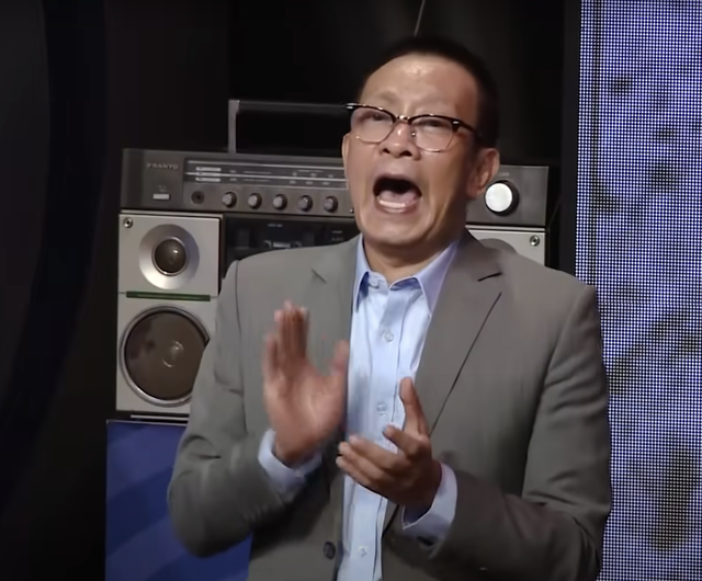 Vỡ òa với bài hát huyền thoại, MC Lại Văn Sâm làm cả điều này- Ảnh 6. Vỡ òa với bài hát huyền thoại, MC Lại Văn Sâm làm cả điều này- Ảnh 6.