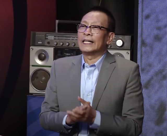 Vỡ òa với bài hát huyền thoại, MC Lại Văn Sâm làm cả điều này- Ảnh 5. Vỡ òa với bài hát huyền thoại, MC Lại Văn Sâm làm cả điều này- Ảnh 5.