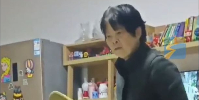 Cô bé nửa đêm nhờ cảnh sát tìm bà ngoại, nghe lý do, nhiều người "nổi da gà": Đồng cảm quá!- Ảnh 1. Cô bé nửa đêm nhờ cảnh sát tìm bà ngoại, nghe lý do, nhiều người "nổi da gà": Đồng cảm quá!- Ảnh 1.