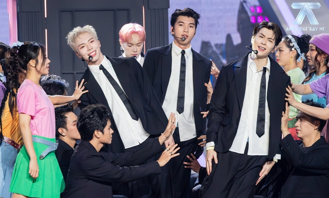 Top 5 nghệ sĩ Vpop hot nhất 2024: Số 1 không ai phản đối, thứ hạng của HIEUTHUHAI gây bất ngờ- Ảnh 3. Top 5 nghệ sĩ Vpop hot nhất 2024: Số 1 không ai phản đối, thứ hạng của HIEUTHUHAI gây bất ngờ- Ảnh 3.