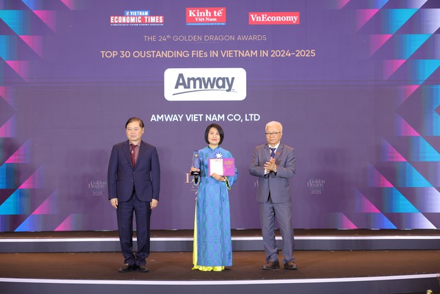Đại diện Amway Việt Nam nhận giải thưởng từ Ban tổ chức. Đại diện Amway Việt Nam nhận giải thưởng từ Ban tổ chức.