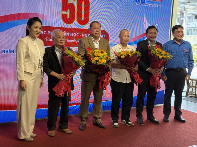 Tp.Hồ Chí Minh Tôn Vinh 50 Tác Phẩm Văn – Nghệ Thuật Tiêu Biểu Nhân 50 Năm Thống Nhất- Ảnh 4. Tp.Hồ Chí Minh Tôn Vinh 50 Tác Phẩm Văn – Nghệ Thuật Tiêu Biểu Nhân 50 Năm Thống Nhất- Ảnh 4.