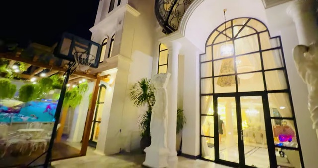 Nữ hoàng phòng trà sống trong biệt thự mặt tiền 600m2 ở TP.HCM cùng tình trẻ, một chiếc đèn giá vài tỷ- Ảnh 6. Nữ hoàng phòng trà sống trong biệt thự mặt tiền 600m2 ở TP.HCM cùng tình trẻ, một chiếc đèn giá vài tỷ- Ảnh 6.