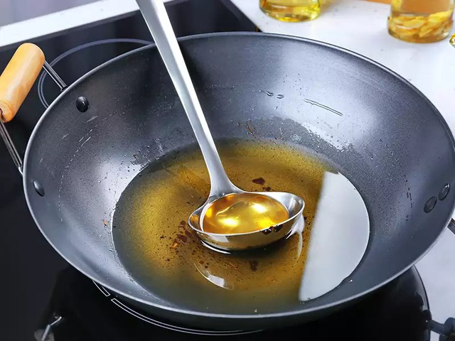 Thấy món kho của mẹ chồng có mùi lạ, tôi phát giác sự thật thì run người: "Sao mẹ làm thế...!"- Ảnh 2.