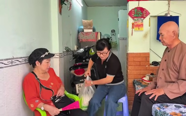 Nam nghệ sĩ 75 tuổi đột quỵ, sống nghèo khổ trong nhà 15m2, phải lấy ghế nhựa làm giường ngủ- Ảnh 2. Nam nghệ sĩ 75 tuổi đột quỵ, sống nghèo khổ trong nhà 15m2, phải lấy ghế nhựa làm giường ngủ- Ảnh 2.