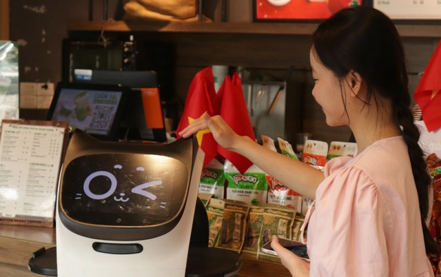 Lần đầu tiên: Quán cà phê Hà Nội dùng robot pha chế, viết thư pháp, chụp ảnh đẹp như nhiếp ảnh gia- Ảnh 3. Lần đầu tiên: Quán cà phê Hà Nội dùng robot pha chế, viết thư pháp, chụp ảnh đẹp như nhiếp ảnh gia- Ảnh 3.