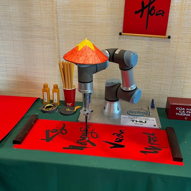Lần đầu tiên: Quán cà phê Hà Nội dùng robot pha chế, viết thư pháp, chụp ảnh đẹp như nhiếp ảnh gia- Ảnh 2. Lần đầu tiên: Quán cà phê Hà Nội dùng robot pha chế, viết thư pháp, chụp ảnh đẹp như nhiếp ảnh gia- Ảnh 2.
