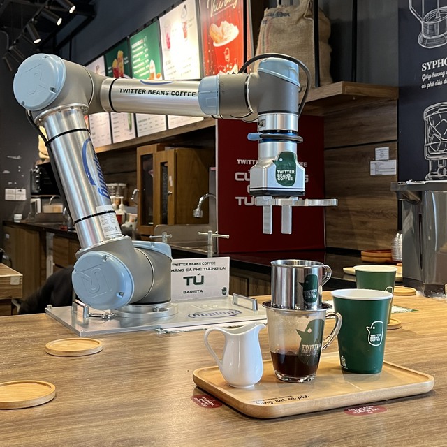Lần đầu tiên: Quán cà phê Hà Nội dùng robot pha chế, viết thư pháp, chụp ảnh đẹp như nhiếp ảnh gia- Ảnh 1. Lần đầu tiên: Quán cà phê Hà Nội dùng robot pha chế, viết thư pháp, chụp ảnh đẹp như nhiếp ảnh gia- Ảnh 1.
