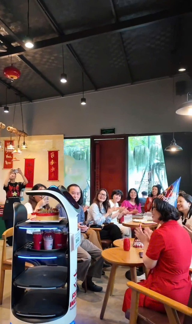 Lần đầu tiên: Quán cà phê Hà Nội dùng robot pha chế, viết thư pháp, chụp ảnh đẹp như nhiếp ảnh gia- Ảnh 4. Lần đầu tiên: Quán cà phê Hà Nội dùng robot pha chế, viết thư pháp, chụp ảnh đẹp như nhiếp ảnh gia- Ảnh 4.