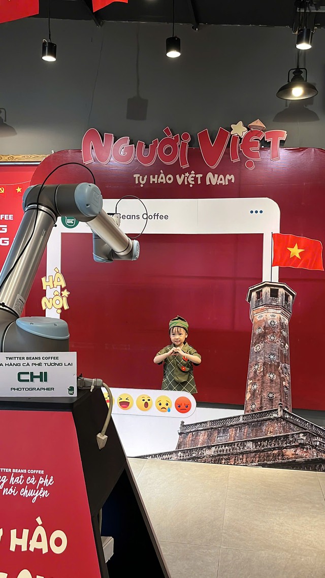 Lần đầu tiên: Quán cà phê Hà Nội dùng robot pha chế, viết thư pháp, chụp ảnh đẹp như nhiếp ảnh gia- Ảnh 5. Lần đầu tiên: Quán cà phê Hà Nội dùng robot pha chế, viết thư pháp, chụp ảnh đẹp như nhiếp ảnh gia- Ảnh 5.