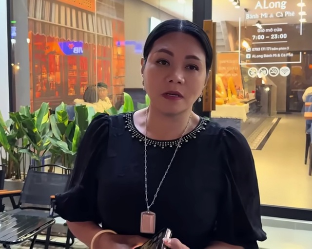 Nữ NSƯT đổi vé bay thẳng về Việt Nam làm một việc: "Tôi đau lòng lắm"- Ảnh 1. Nữ NSƯT đổi vé bay thẳng về Việt Nam làm một việc: "Tôi đau lòng lắm"- Ảnh 1.