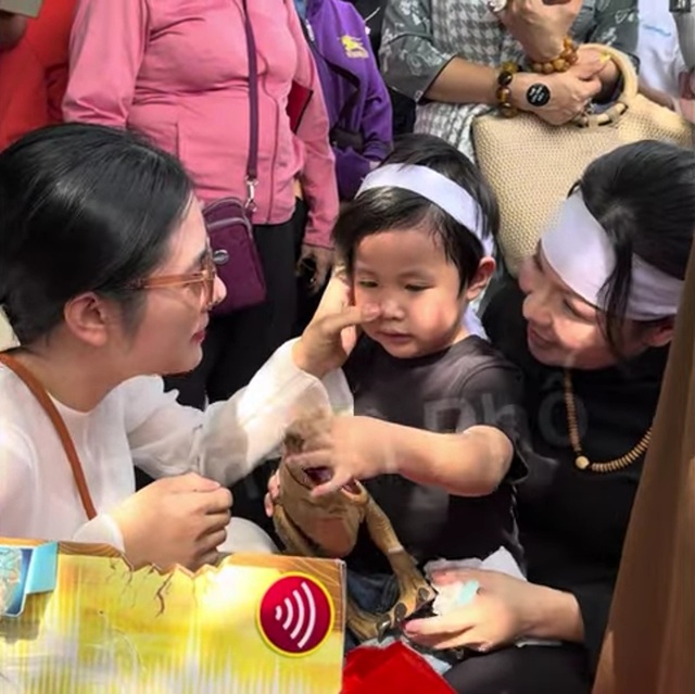 Vợ Quý Bình ra biển rải tro cốt chồng, xuất hiện một nữ nghệ sĩ được con trai anh gọi là "má"- Ảnh 1. Vợ Quý Bình ra biển rải tro cốt chồng, xuất hiện một nữ nghệ sĩ được con trai anh gọi là "má"- Ảnh 1.