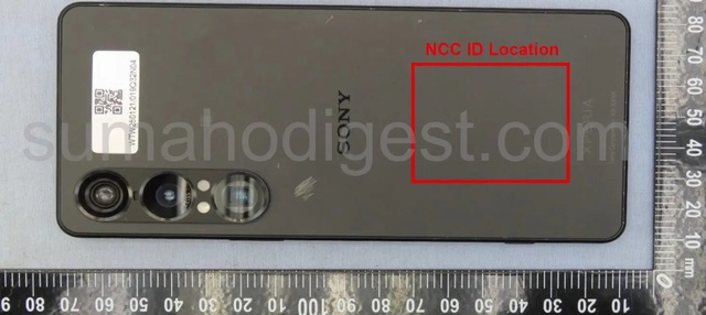 Sony Xperia 1 VII lộ ảnh thực tế trước ngày ra mắt: Có jack cắm tai nghe 3.5mm, thiết kế màn hình "không khiếm khuyết", chip Snapdragon 8 Elite- Ảnh 3. Sony Xperia 1 VII lộ ảnh thực tế trước ngày ra mắt: Có jack cắm tai nghe 3.5mm, thiết kế màn hình "không khiếm khuyết", chip Snapdragon 8 Elite- Ảnh 3.