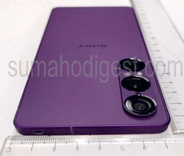 Sony Xperia 1 VII lộ ảnh thực tế trước ngày ra mắt: Có jack cắm tai nghe 3.5mm, thiết kế màn hình "không khiếm khuyết", chip Snapdragon 8 Elite- Ảnh 4. Sony Xperia 1 VII lộ ảnh thực tế trước ngày ra mắt: Có jack cắm tai nghe 3.5mm, thiết kế màn hình "không khiếm khuyết", chip Snapdragon 8 Elite- Ảnh 4.