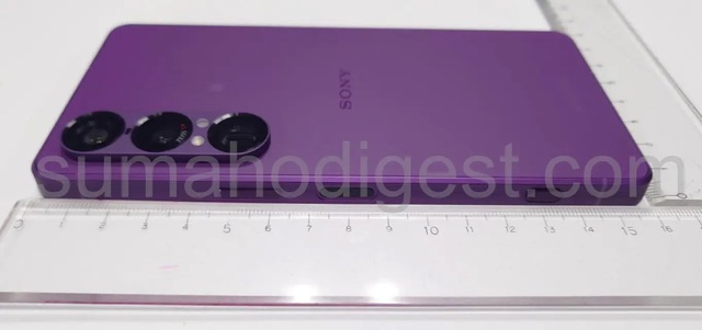 Sony Xperia 1 VII lộ ảnh thực tế trước ngày ra mắt: Có jack cắm tai nghe 3.5mm, thiết kế màn hình "không khiếm khuyết", chip Snapdragon 8 Elite- Ảnh 2. Sony Xperia 1 VII lộ ảnh thực tế trước ngày ra mắt: Có jack cắm tai nghe 3.5mm, thiết kế màn hình "không khiếm khuyết", chip Snapdragon 8 Elite- Ảnh 2.
