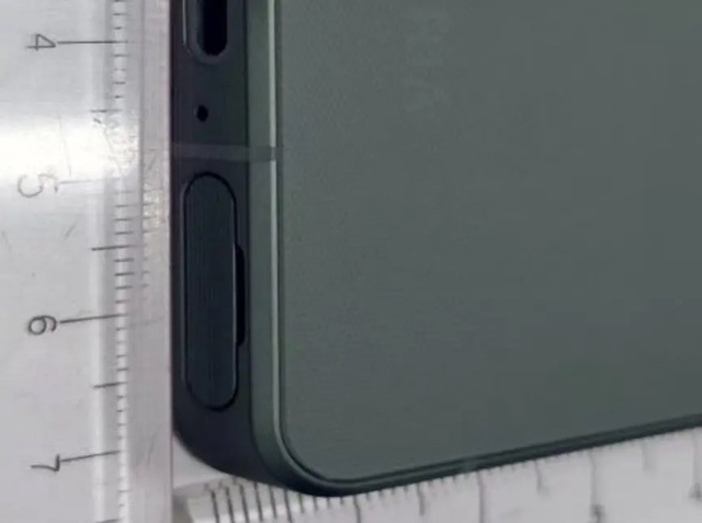 Sony Xperia 1 VII lộ ảnh thực tế trước ngày ra mắt: Có jack cắm tai nghe 3.5mm, thiết kế màn hình "không khiếm khuyết", chip Snapdragon 8 Elite- Ảnh 6. Sony Xperia 1 VII lộ ảnh thực tế trước ngày ra mắt: Có jack cắm tai nghe 3.5mm, thiết kế màn hình "không khiếm khuyết", chip Snapdragon 8 Elite- Ảnh 6.
