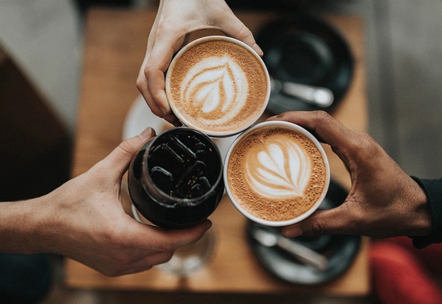 Nếu đang uống nhiều hơn 1 cốc cà phê mỗi ngày, bạn nhất định phải biết điều này: 3 RỦI RO sức khoẻ mà caffein đang âm thầm tạo ra- Ảnh 3. Nếu đang uống nhiều hơn 1 cốc cà phê mỗi ngày, bạn nhất định phải biết điều này: 3 RỦI RO sức khoẻ mà caffein đang âm thầm tạo ra- Ảnh 3.