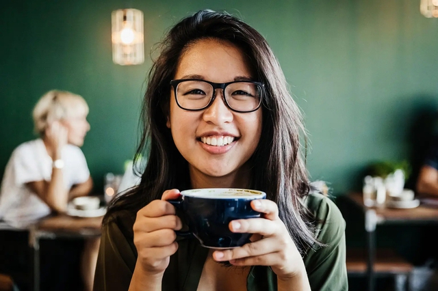 Nếu đang uống nhiều hơn 1 cốc cà phê mỗi ngày, bạn nhất định phải biết điều này: 3 RỦI RO sức khoẻ mà caffein đang âm thầm tạo ra- Ảnh 1. Nếu đang uống nhiều hơn 1 cốc cà phê mỗi ngày, bạn nhất định phải biết điều này: 3 RỦI RO sức khoẻ mà caffein đang âm thầm tạo ra- Ảnh 1.