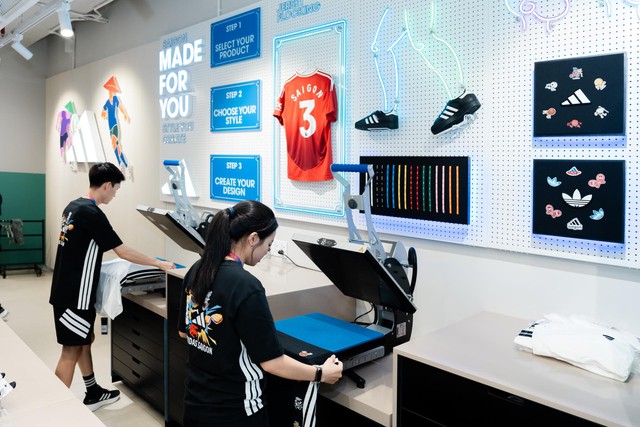 Brand Center đầu tiên của adidas tới Việt Nam: Đậm văn hoá đường phố Sài Gòn, có riêng khu vực check-in, tự ‘design’ phong cách cá nhân - Ảnh 4. Brand Center đầu tiên của adidas tới Việt Nam: Đậm văn hoá đường phố Sài Gòn, có riêng khu vực check-in, tự ‘design’ phong cách cá nhân - Ảnh 4.