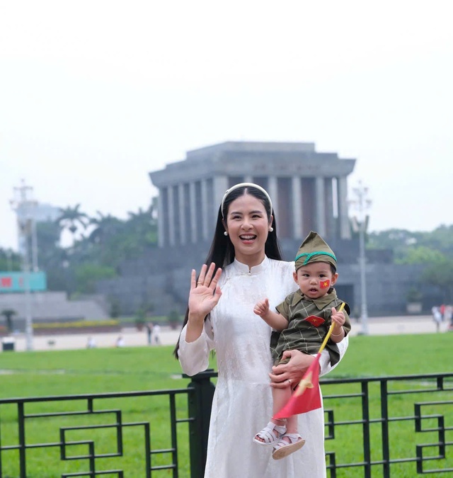Hoa hậu Thanh Thủy, Hoàng Thuỳ Linh cùng dàn sao mặc áo dài mừng Đại lễ 30/4- Ảnh 4. Hoa hậu Thanh Thủy, Hoàng Thuỳ Linh cùng dàn sao mặc áo dài mừng Đại lễ 30/4- Ảnh 4.