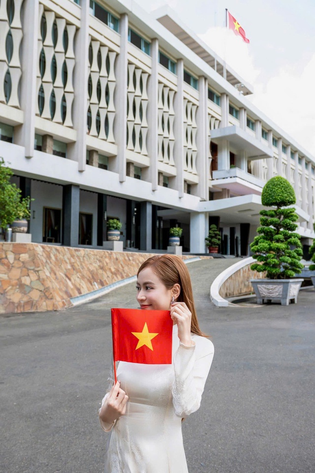 Hoa hậu Thanh Thủy, Hoàng Thuỳ Linh cùng dàn sao mặc áo dài mừng Đại lễ 30/4- Ảnh 2. Hoa hậu Thanh Thủy, Hoàng Thuỳ Linh cùng dàn sao mặc áo dài mừng Đại lễ 30/4- Ảnh 2.