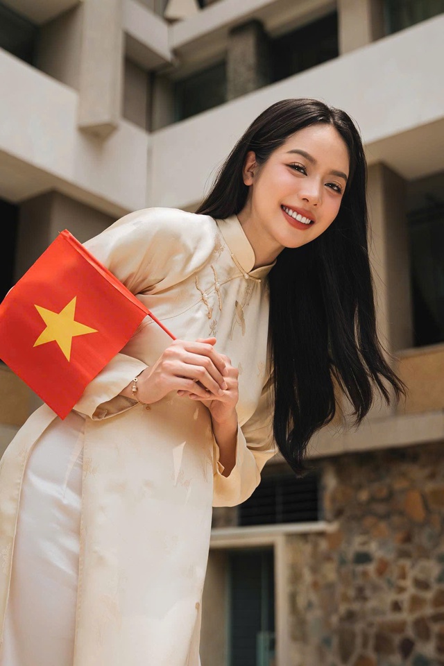 Hoa hậu Thanh Thủy, Hoàng Thuỳ Linh cùng dàn sao mặc áo dài mừng Đại lễ 30/4- Ảnh 1. Hoa hậu Thanh Thủy, Hoàng Thuỳ Linh cùng dàn sao mặc áo dài mừng Đại lễ 30/4- Ảnh 1.