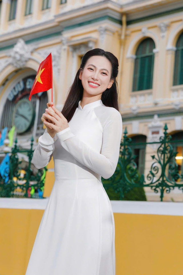 Hoa hậu Thanh Thủy, Hoàng Thuỳ Linh cùng dàn sao mặc áo dài mừng Đại lễ 30/4- Ảnh 9. Hoa hậu Thanh Thủy, Hoàng Thuỳ Linh cùng dàn sao mặc áo dài mừng Đại lễ 30/4- Ảnh 9.