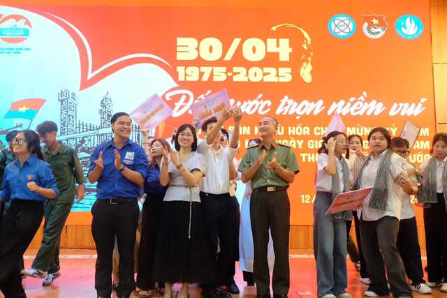“Đất nước trọn niềm vui”- Ảnh 4. “Đất nước trọn niềm vui”- Ảnh 4.