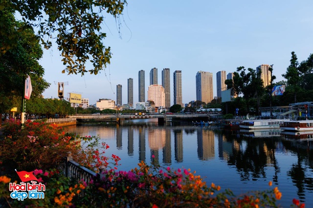 Chùm ảnh: Khi TP.HCM dịu dàng trong hoàng hôn tháng Tư và những khoảnh khắc thật đẹp của hòa bình!- Ảnh 2.