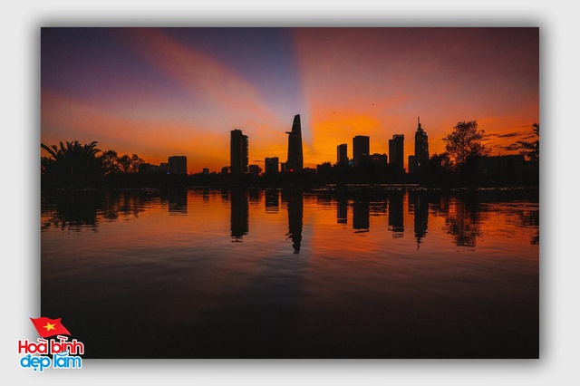 Chùm ảnh: Khi TP.HCM dịu dàng trong hoàng hôn tháng Tư và những khoảnh khắc thật đẹp của hòa bình!- Ảnh 3.