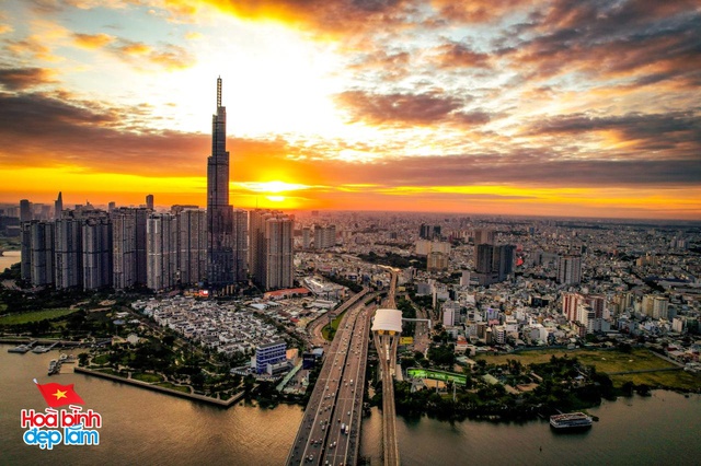 Chùm ảnh: Khi TP.HCM dịu dàng trong hoàng hôn tháng Tư và những khoảnh khắc thật đẹp của hòa bình!- Ảnh 1.