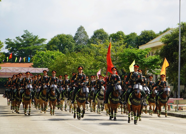 Anh Nguyễn Minh Triết thăm hỏi, tặng quà lực lượng tham gia lễ diễu binh kỷ niệm 50 năm Giải phóng miền Nam- Ảnh 4. Anh Nguyễn Minh Triết thăm hỏi, tặng quà lực lượng tham gia lễ diễu binh kỷ niệm 50 năm Giải phóng miền Nam- Ảnh 4.