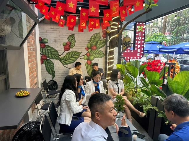 Từ Nam ra Bắc, “vua hồ tiêu” mở thêm quán cà phê giữa lòng Hà Nội dịp 30/4- Ảnh 2. Từ Nam ra Bắc, “vua hồ tiêu” mở thêm quán cà phê giữa lòng Hà Nội dịp 30/4- Ảnh 2.