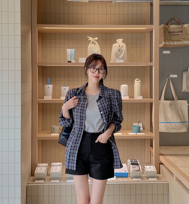 Người sành điệu sẽ phối trang phục họa tiết như thế này để đẹp xuất sắc- Ảnh 5. Người sành điệu sẽ phối trang phục họa tiết như thế này để đẹp xuất sắc- Ảnh 5.