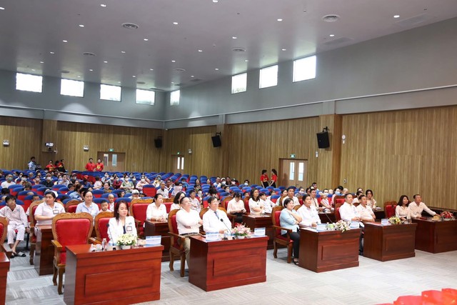 Lan tỏa yêu thương: Thành Ủy TP.HCM đồng hành cùng Bệnh viện Ung Bướu- Ảnh 1.