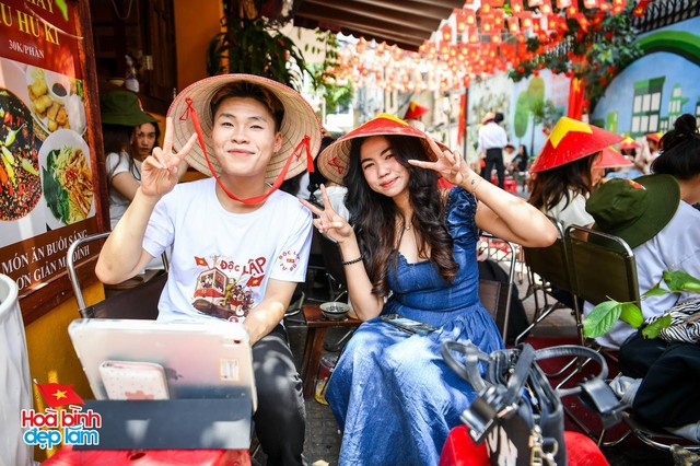 Sát 30/4, khách Tây quyết định đổi vé ở lại Việt Nam xem diễu binh, một gia đình vượt hàng trăm km đến TP.HCM vì điều đặc biệt- Ảnh 1.