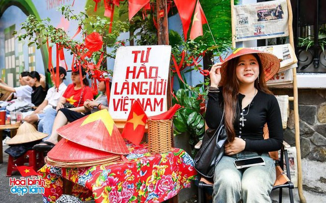 Sát 30/4, khách Tây quyết định đổi vé ở lại Việt Nam xem diễu binh, một gia đình vượt hàng trăm km đến TP.HCM vì điều đặc biệt- Ảnh 2.