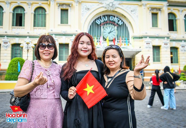 Sát 30/4, khách Tây quyết định đổi vé ở lại Việt Nam xem diễu binh, một gia đình vượt hàng trăm km đến TP.HCM vì điều đặc biệt- Ảnh 3.