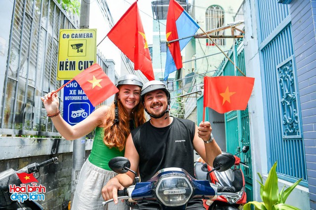 Sát 30/4, khách Tây quyết định đổi vé ở lại Việt Nam xem diễu binh, một gia đình vượt hàng trăm km đến TP.HCM vì điều đặc biệt- Ảnh 4.