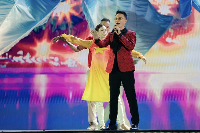 Hoàng Bách: "Tôi tự hào khi được hát bài hát này trong ngày đặc biệt của đất nước"- Ảnh 4. Hoàng Bách: "Tôi tự hào khi được hát bài hát này trong ngày đặc biệt của đất nước"- Ảnh 4.