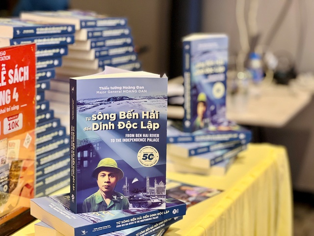 'Từ sông Bến Hải đến dinh Độc Lập' - Cuốn hồi ký song ngữ được giới trẻ tìm đọc!- Ảnh 3. 'Từ sông Bến Hải đến dinh Độc Lập' - Cuốn hồi ký song ngữ được giới trẻ tìm đọc!- Ảnh 3.