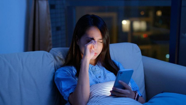 99% người có thói quen tắt đèn, xem điện thoại vào ban đêm sẽ mắc 4 chứng bệnh nguy hiểm này, hãy NGỪNG ngay khi còn có thể!- Ảnh 1. 99% người có thói quen tắt đèn, xem điện thoại vào ban đêm sẽ mắc 4 chứng bệnh nguy hiểm này, hãy NGỪNG ngay nha cai hi88 còn có thể!- Ảnh 1.