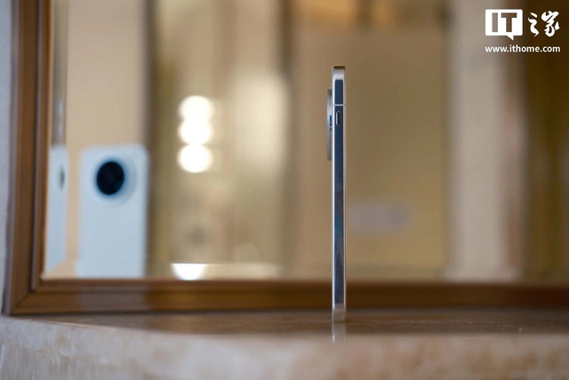 Trên tay chi tiết OPPO Find X8s: Smartphone với viền màn hình mỏng nhất thế giới, siêu nhẹ chưa tới 180g mà pin tận 5.700mAh, camera Hasselblad xóa phông ảo diệu- Ảnh 6.