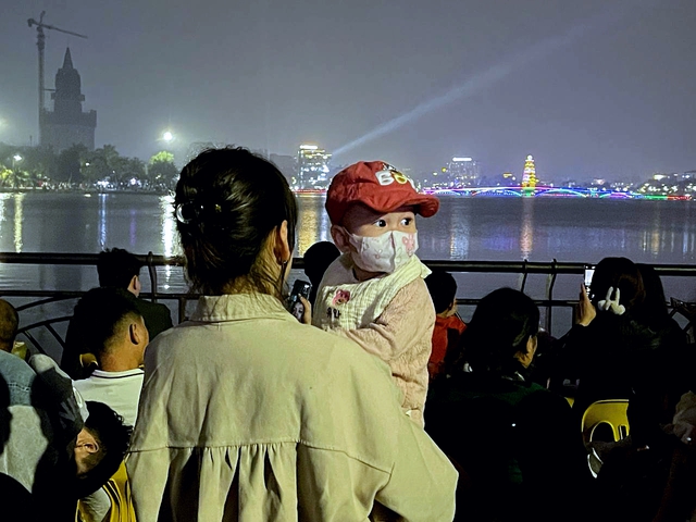 Hàng nghìn người đổ về công viên xem màn bắn pháo chào mừng dịp Giỗ Tổ Hùng Vương- Ảnh 6. Hàng nghìn người đổ về công viên xem màn bắn pháo chào mừng dịp Giỗ Tổ Hùng Vương- Ảnh 6.