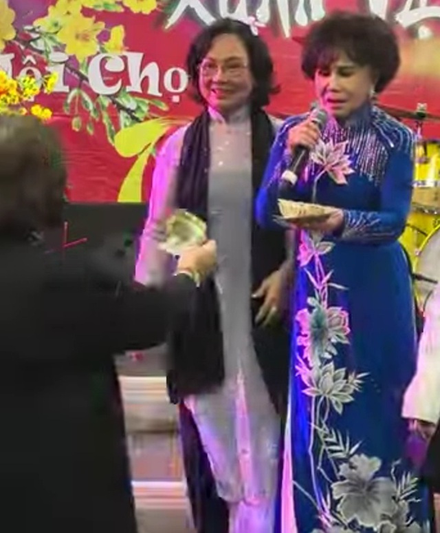 Danh ca Thanh Tuyền được khán giả đưa tiền cầm đầy tay: “Để tôi cầm tiền cho sướng chút xíu”- Ảnh 1. Danh ca Thanh Tuyền được khán giả đưa tiền cầm đầy tay: “Để tôi cầm tiền cho sướng chút xíu”- Ảnh 1.